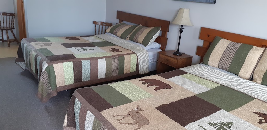 Bear Tracks Inn and Restaurant | 2837 Hwy 6, Lions Head, ON N0H 1W0, Canada | Phone: (519) 793-3555