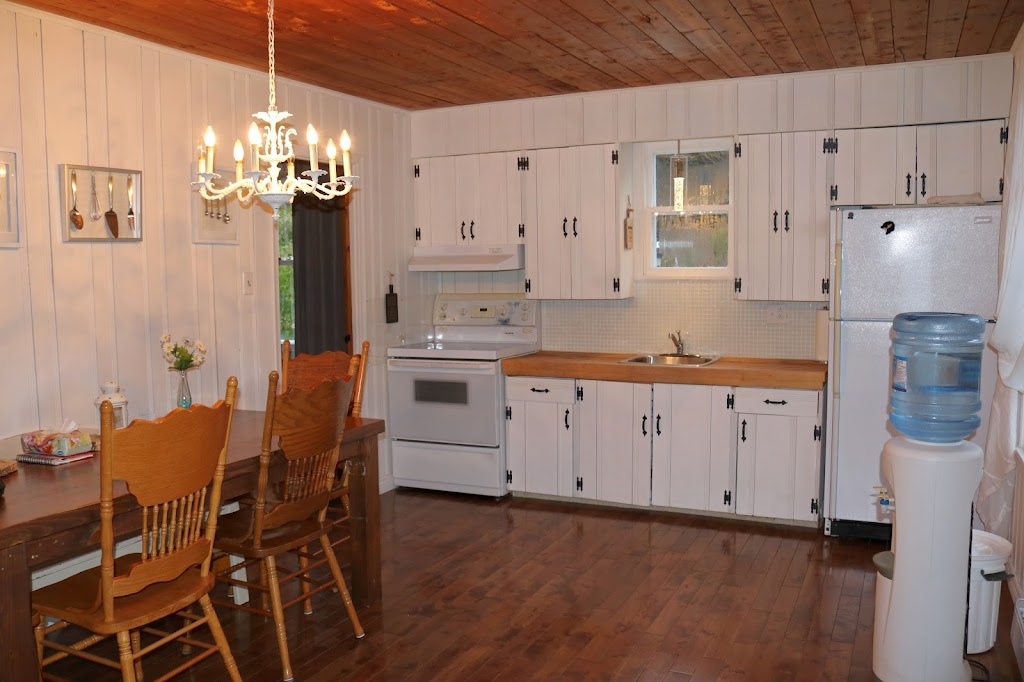 Chalet la renaissance spa et sauna privés | 65 Rue des Opales O, Kingsey Falls, QC J0H 1A0, Canada | Phone: (450) 888-3011