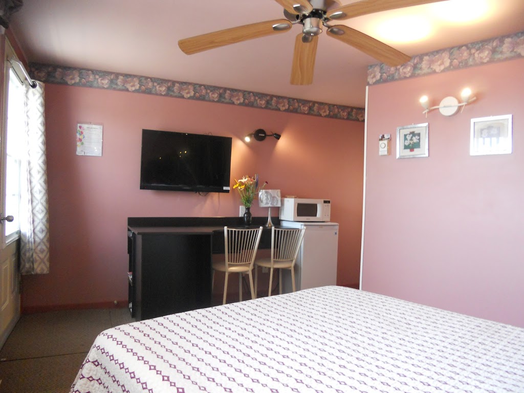 Motel Normandie | 1111 Boulevard Saint Laurent O, Louiseville, QC J5V 2L4, Canada | Phone: (819) 228-5541