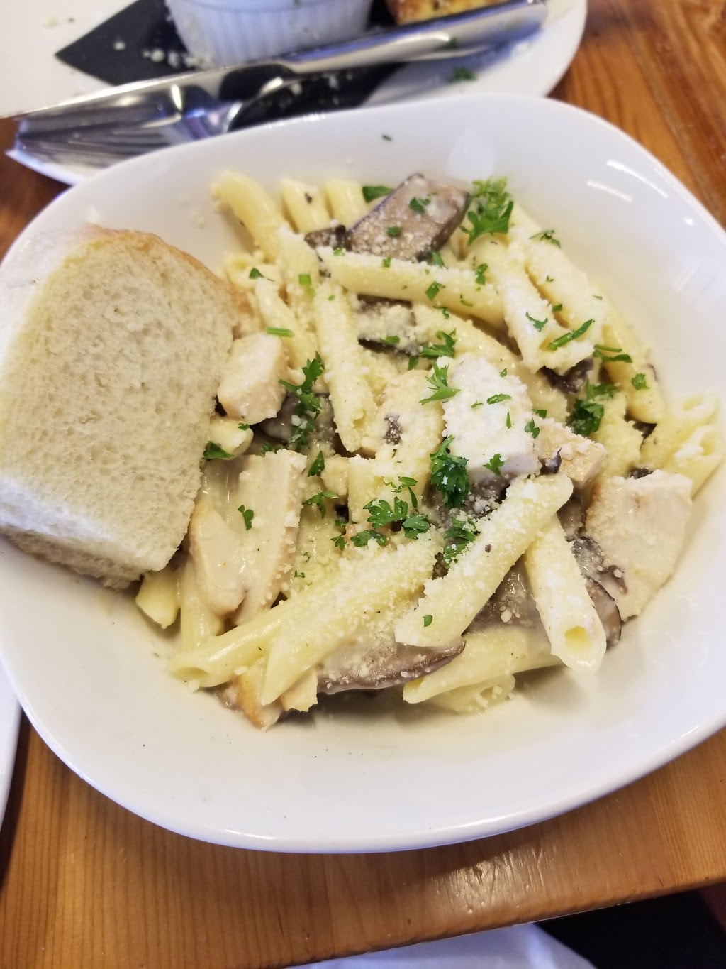 Veloce Italian Kitchen | 795 Wonderland Rd S, London, ON N6K 3C2, Canada | Phone: (519) 472-4555
