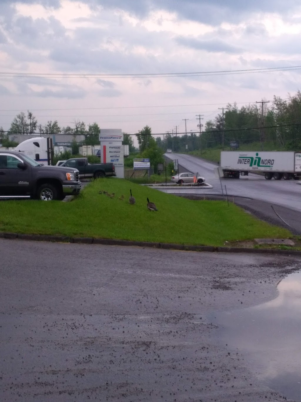 Papineau Transport International | 851 Bd Roland-Godard, Saint-Jérôme, QC J7Y 4C2, Canada | Phone: (418) 431-0129