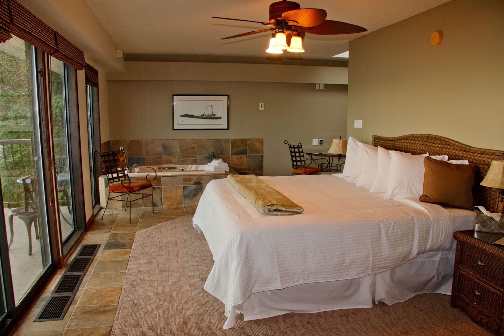 Four Winds Beach House and Spa | 5482 Hill Rd, Sechelt, BC V0N 3A8, Canada | Phone: (604) 885-3144