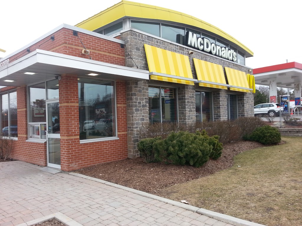 McDonalds | 17155 Yonge St, Newmarket, ON L3Y 5L8, Canada | Phone: (905) 895-3990