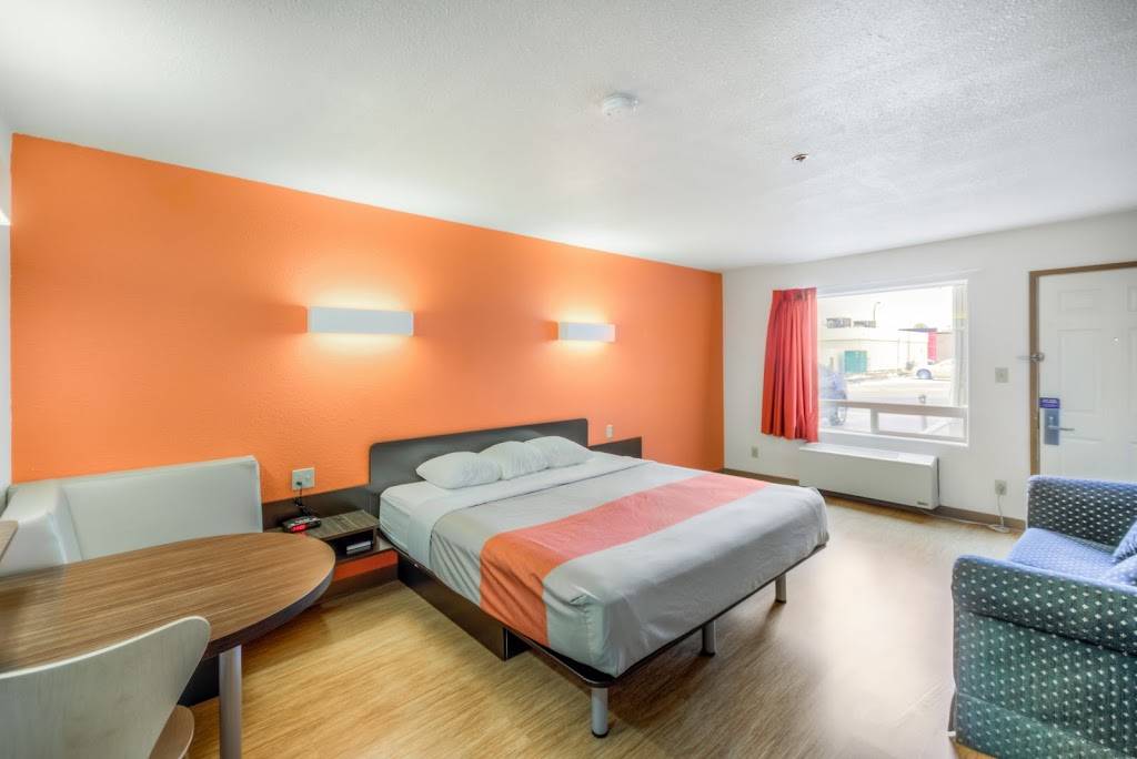 Motel 6 Regina SK | 2050 Victoria Ave E, Regina, SK S4N 7B9, Canada | Phone: (306) 565-2251