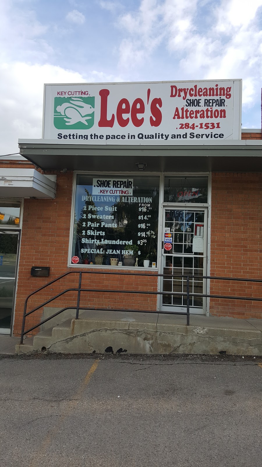Lees Drycleaning | 1155 Northmount Dr NW, Calgary, AB T2L 0C5, Canada | Phone: (403) 284-1531