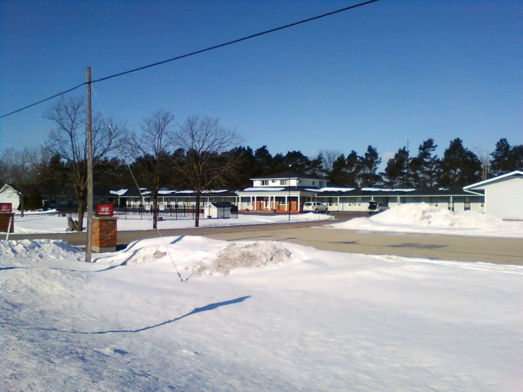 Colonial House Motor Inn | 17544 ON-7, Perth, ON K7H 2S1, Canada | Phone: (613) 267-3660