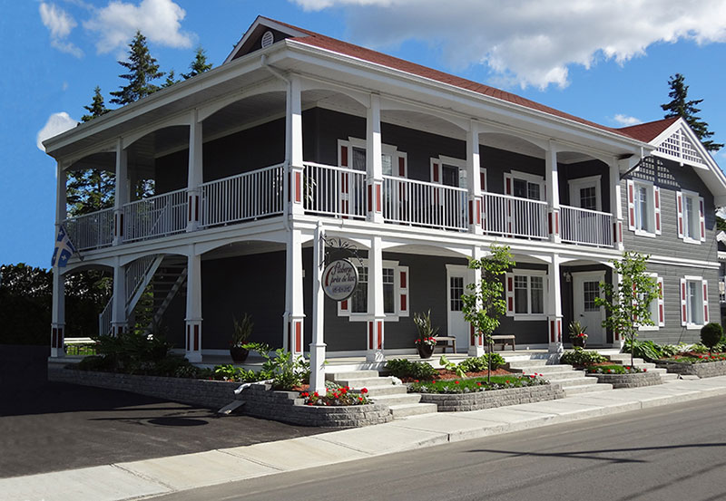 Auberge Près du Lac | 225 Avenue du Lac, Saint-Donat-de-Montcalm, QC J0T 2C0, Canada | Phone: (819) 424-2812