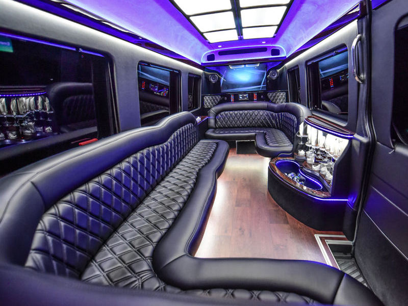 Montreal Corporate Limousines | 10543 Av. Drapeau, Montréal-Nord, QC H1H 3J4, Canada | Phone: (514) 942-5466