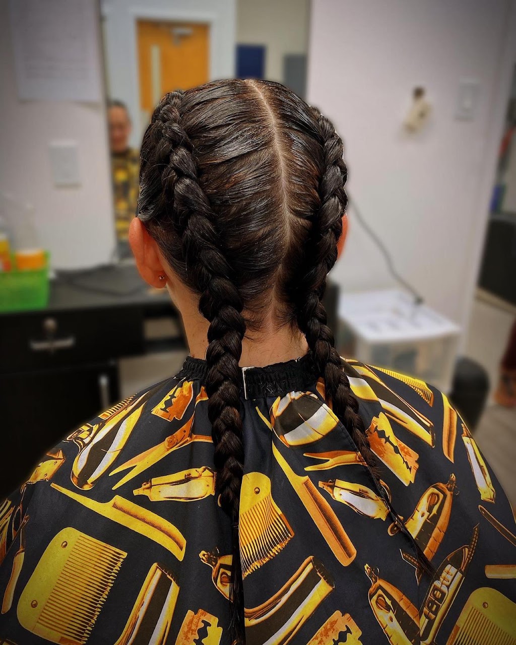 Randis Barber & Beauty Salon | 1050 Paramount Dr #7, Stoney Creek, ON L8J 1P8, Canada | Phone: (905) 783-8362