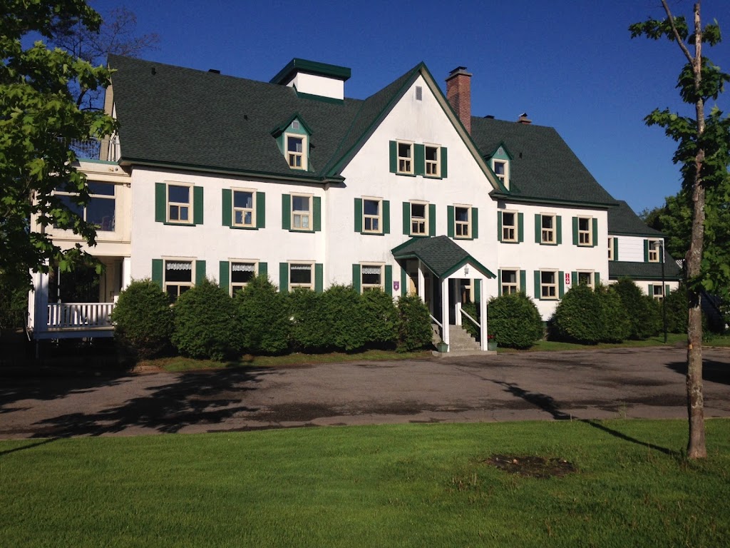 Manoir Mont-Sainte-Anne près de la ville de Québec | 1 Rue des Érables, Beaupré, QC G0A 1E0, Canada | Phone: (418) 826-3331