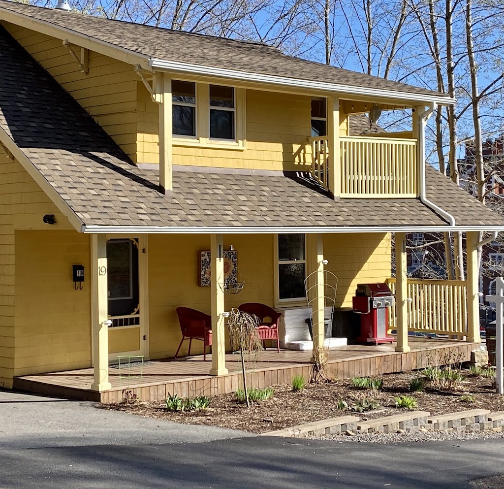 Yellow House on the Hill | 19 Prospect Ave, Kentville, NS B4N 2L7, Canada | Phone: (902) 599-2705