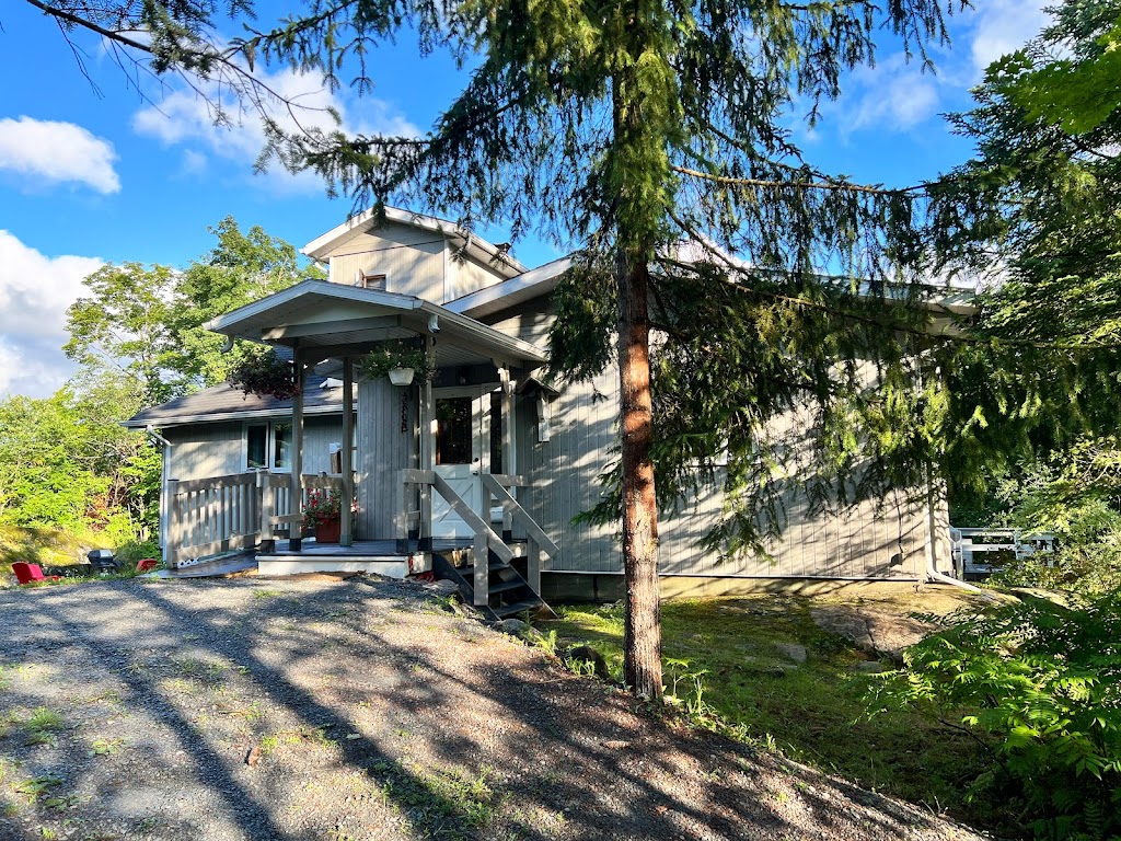 Forest bed and breakfast with river rest area | 6289 Rte Principale, Wentworth-Nord, QC J0T 1Y0, Canada | Phone: (647) 870-4400