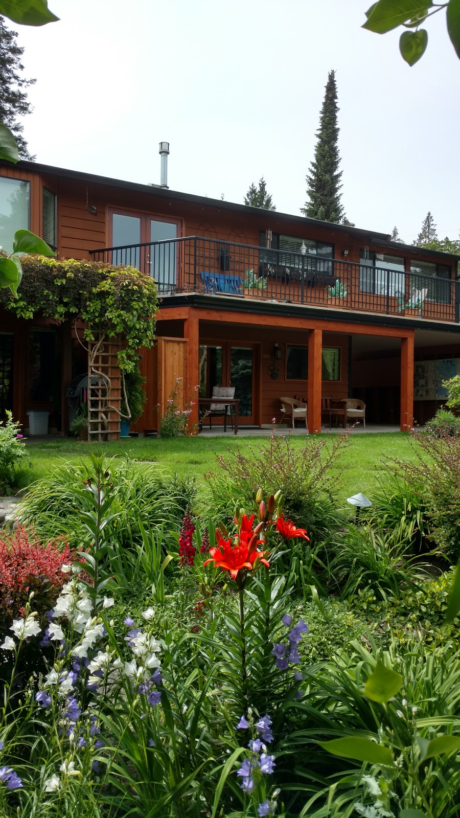 Nestledown Bed & Breakfast | 7655 Eureka Ave, Halfmoon Bay, BC V0N 1Y1, Canada | Phone: (604) 885-5570