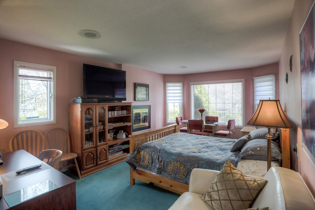 By the Bridge Bed & Breakfast | 1942 McDougall St, Kelowna, BC V1Y 1A2, Canada | Phone: (250) 860-7518