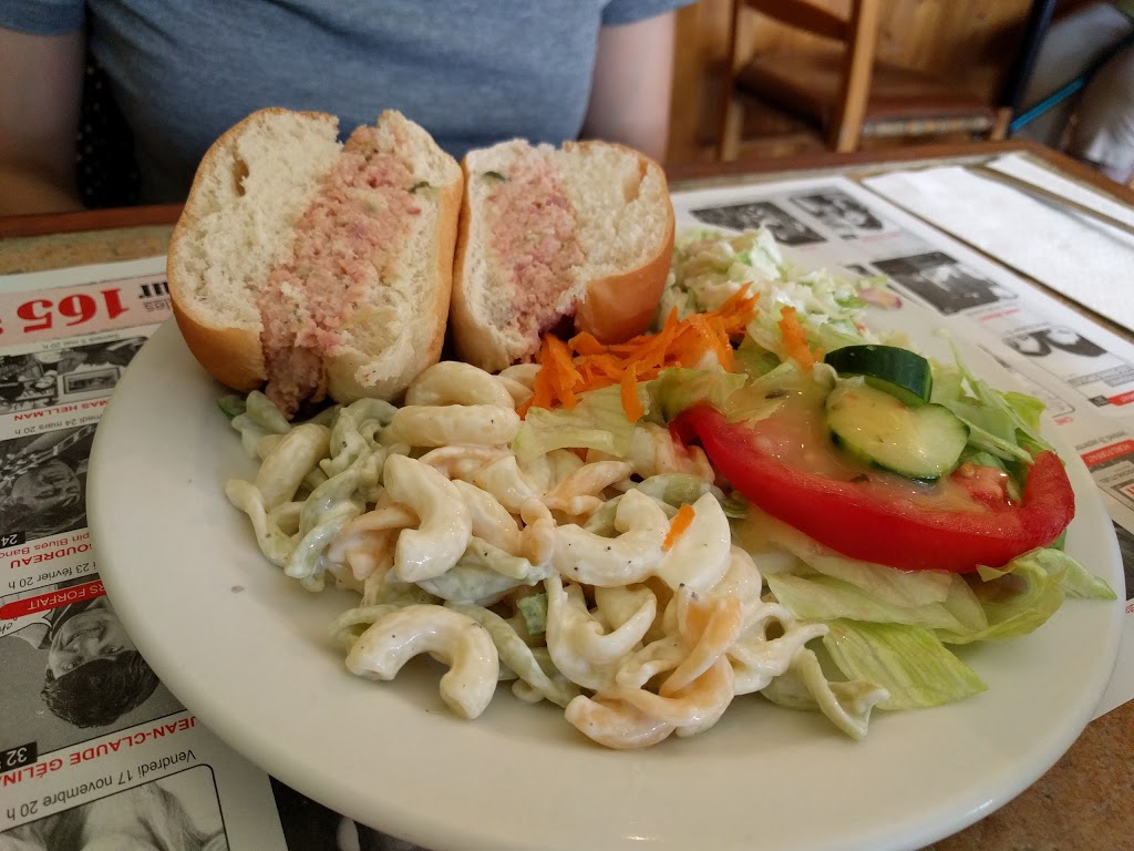 Croissant Chaud (Le) | 28 Rue Main O, Coaticook, QC J1A 1P2, Canada | Phone: (819) 849-3311
