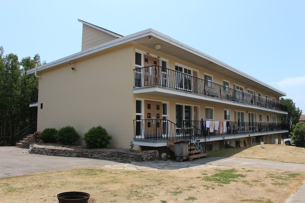 Sauble Lodge Motor Inn | 213 2nd Ave N, Sauble Beach, ON N0H 2G0, Canada | Phone: (519) 422-1040