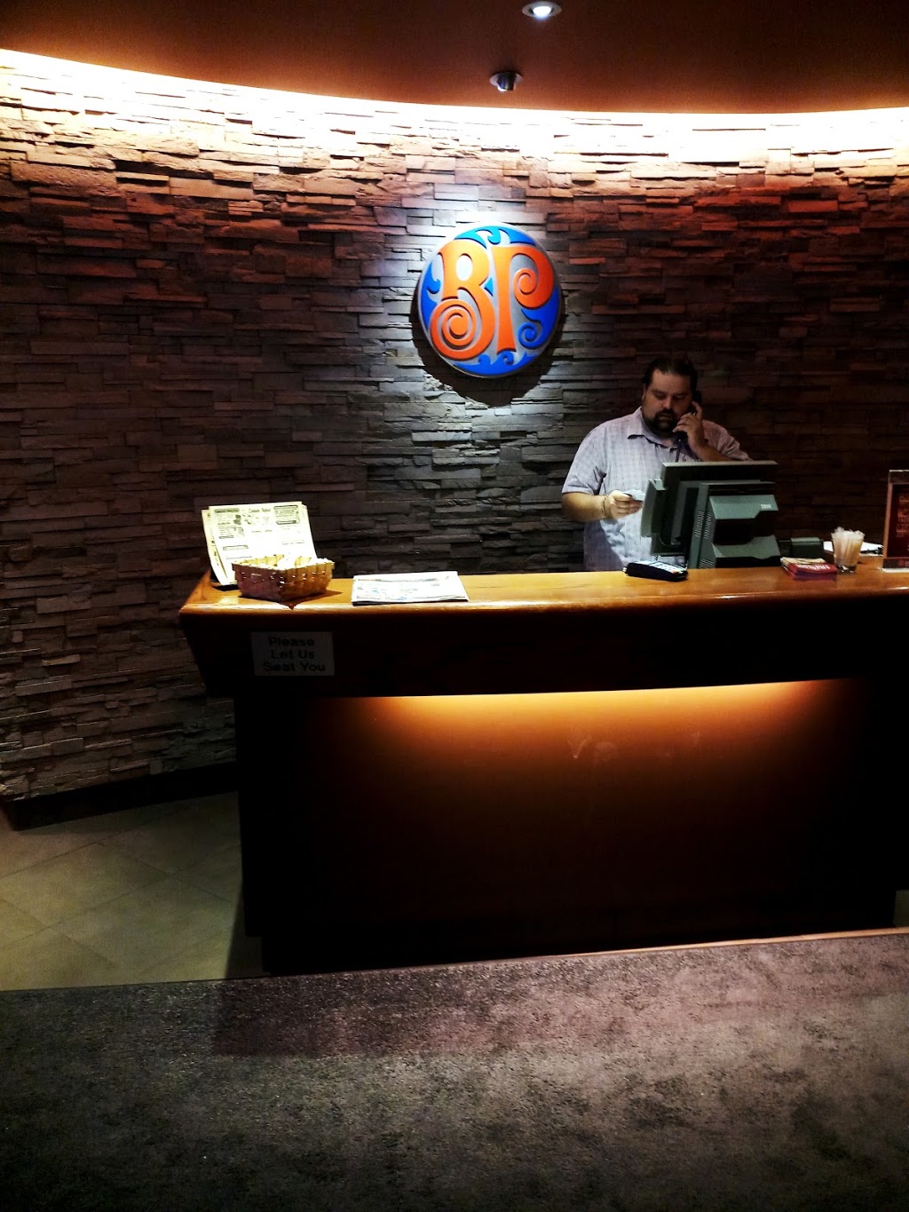 Boston Pizza | 12286 Symons Valley Rd NW, Calgary, AB T2P 0A3, Canada | Phone: (403) 457-1515