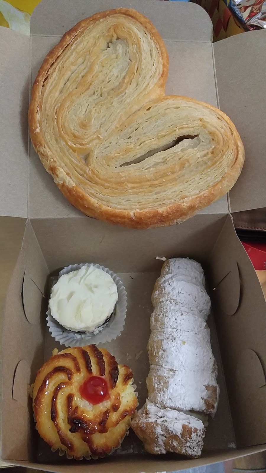 Brazil Bakery & Pastry Ltd | 1566 Dundas St W, Toronto, ON M6K 1T5, Canada | Phone: (416) 531-2888