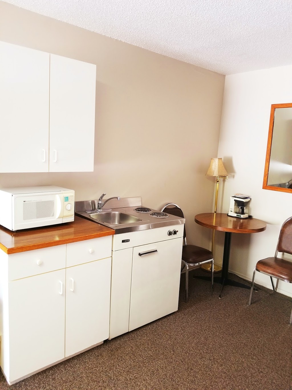 Prairie Oasis Tourist Complex | 955 Thatcher Dr, Moose Jaw, SK S6H 4N9, Canada | Phone: (800) 854-8855