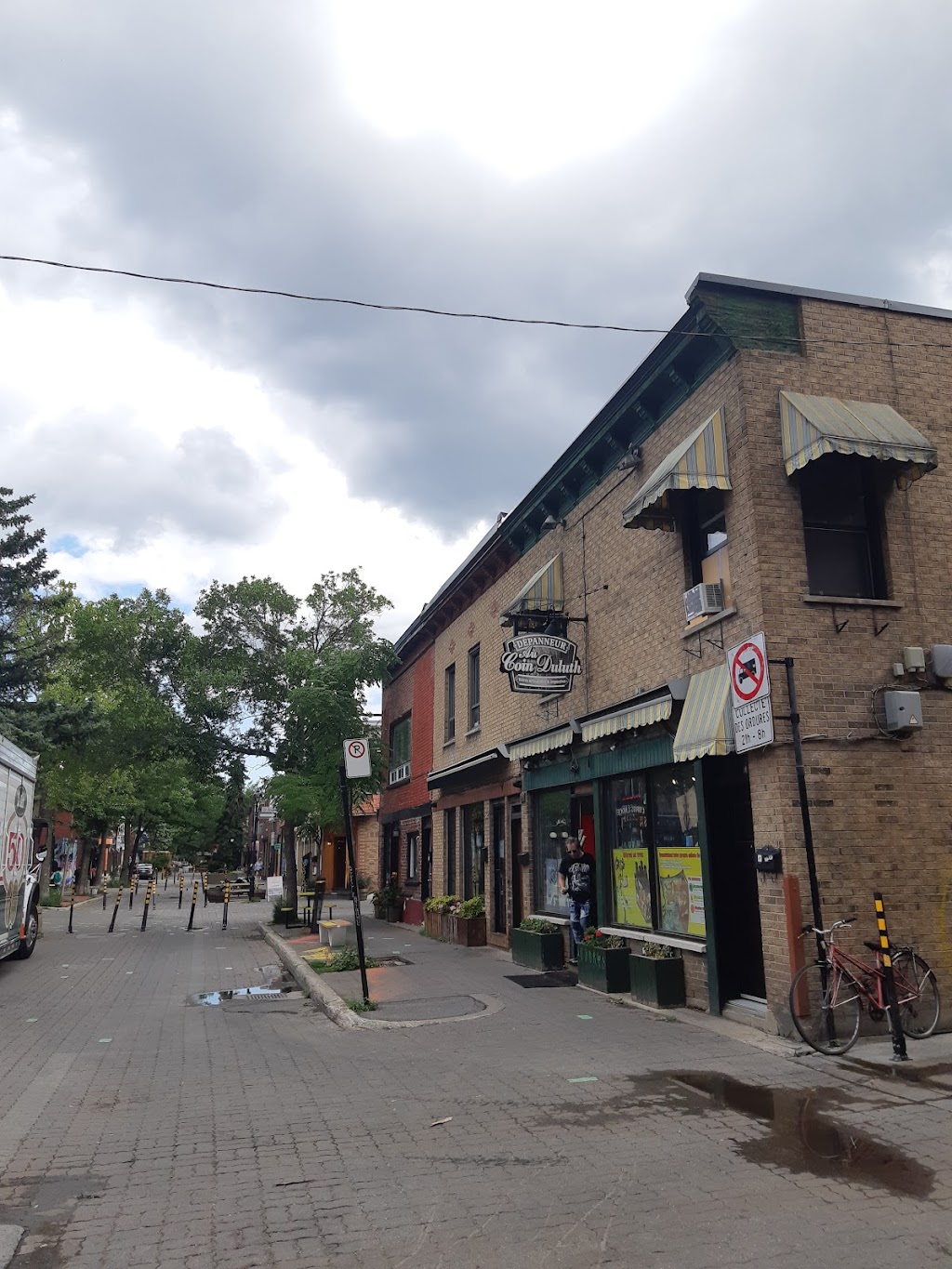Dépanneur Au Coin Duluth | 418 Av. Duluth E, Montréal, QC H2L 1A3, Canada | Phone: (514) 288-8830