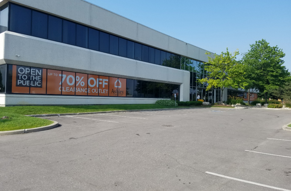 Ashley HomeStore Clearance Outlet | 333 Matheson Blvd W, Mississauga, ON L5R 3G3, Canada | Phone: (905) 712-9846