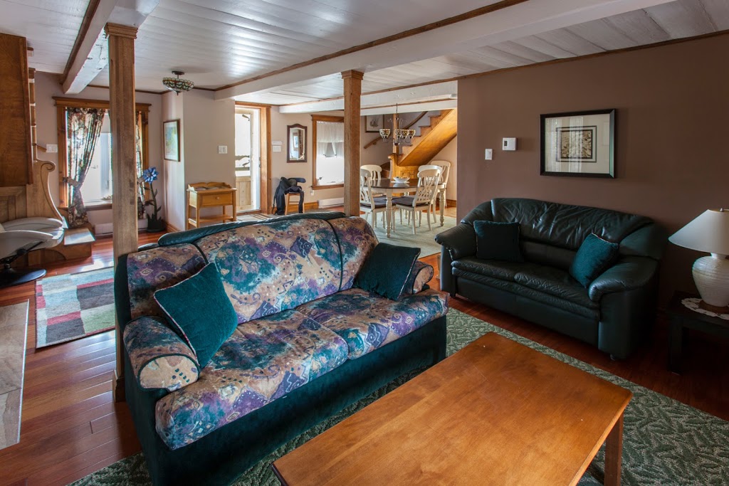 Maison Le Béluga | 3422 Chemin des Coudriers, LIsle-aux-Coudres, QC G0A 1X0, Canada | Phone: (418) 438-2515