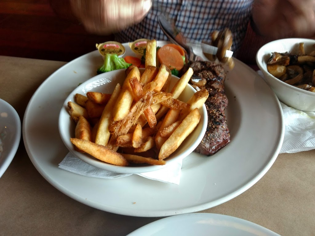 Chucks Roadhouse Bar & Grill | 1078 10th St, Hanover, ON N4N 3B8, Canada | Phone: (519) 364-0155