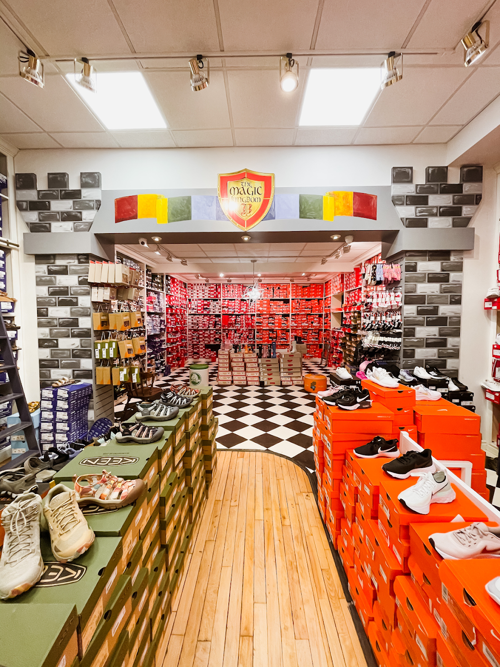 Bigley Shoes & Clothing | 39 Bolton St, Bobcaygeon, ON K0M 1A0, Canada | Phone: (705) 738-2522