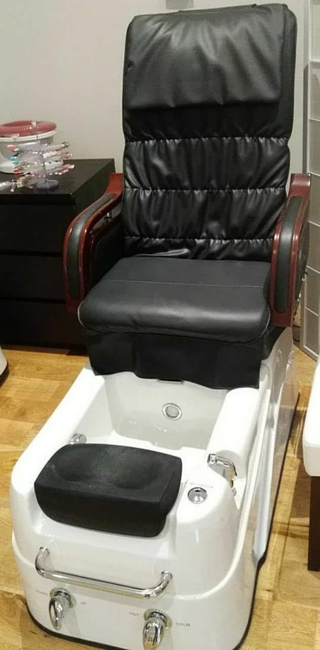 Aux petits soins, onglerie et esthétique | 69 Boulevard de lAnge-Gardien, LAssomption, QC J5W 1M2, Canada | Phone: (450) 657-7461