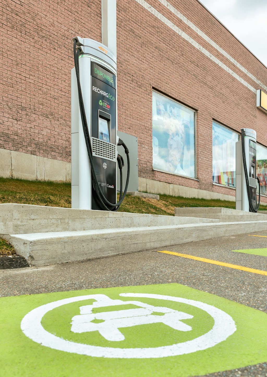 RechargÉco Charging Station | 150 Rue Angus S, East Angus, QC J0B 1R0, Canada | Phone: (888) 758-4389