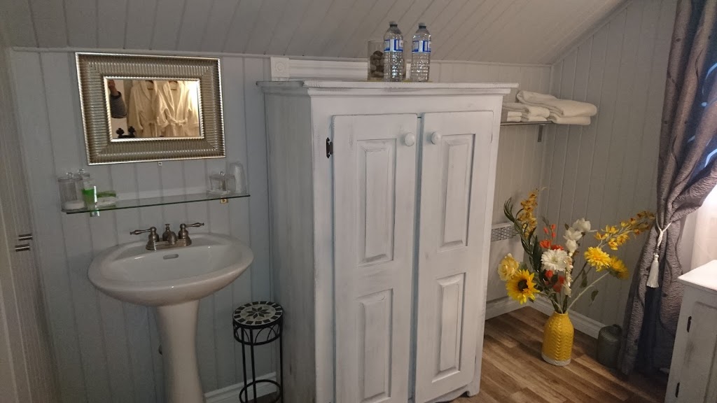 Gîte de la colline | 234 Rue Leclerc, Baie-Sainte-Catherine, QC G0T 1A0, Canada | Phone: (514) 231-0704