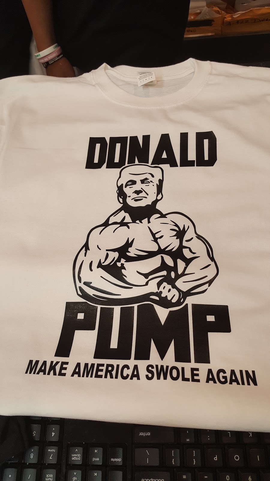 T-Shirt Time Fairview Pointe-Claire | Fairview Pointe-Claire 6801, Trans-Canada Hwy, Pointe-Claire, QC H9R 5J2, Canada | Phone: (514) 505-0755
