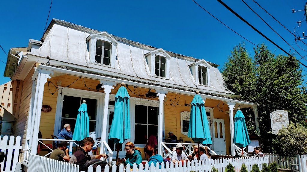 Café Bohème | 239 Rue des Pionniers, Tadoussac, QC G0T 2A0, Canada | Phone: (418) 235-1180