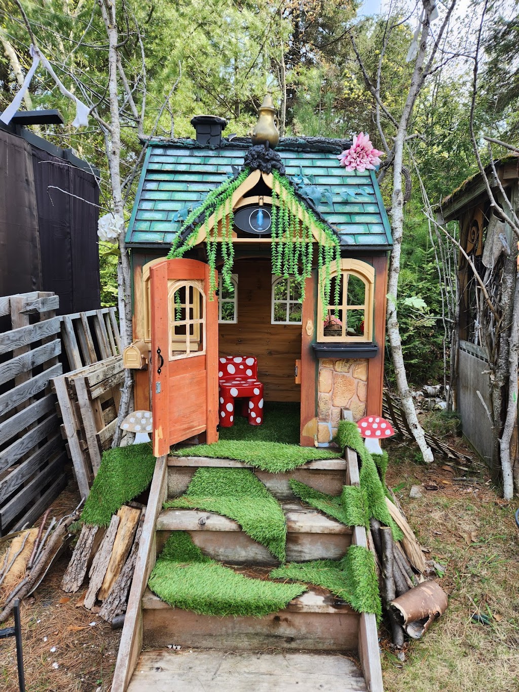 Crystal Cave Mineral Exhibit & Crystal Shoppe | 11077 Hwy 124, South River, ON P0A 1X0, Canada | Phone: (705) 386-7774