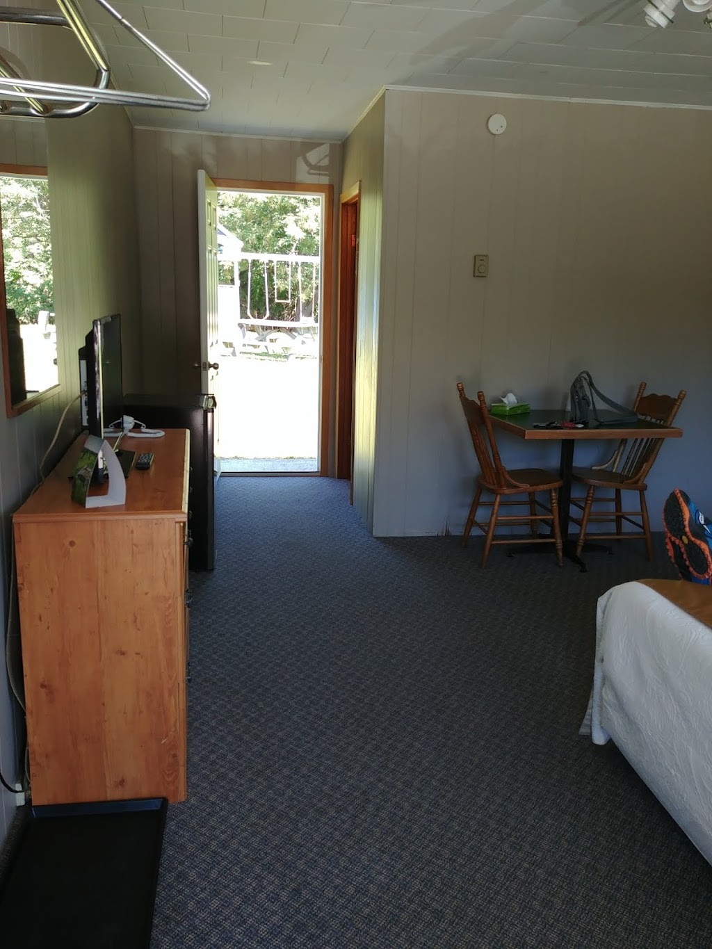 The Spirit Rock Outpost & Lodge | 877 Berford St #6, Wiarton, ON N0H 2T0, Canada | Phone: (519) 534-5168