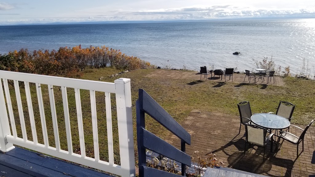 Chalet chez les Petit | 77 Rue du Fleuve, Grandes-Bergeronnes, QC G0T 1G0, Canada | Phone: (418) 232-6543