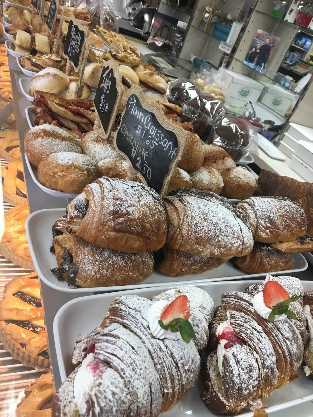 Delizia Bakery Ltd | 27 Ruth Ave, Brampton, ON L6Z 4R2, Canada | Phone: (905) 846-0694