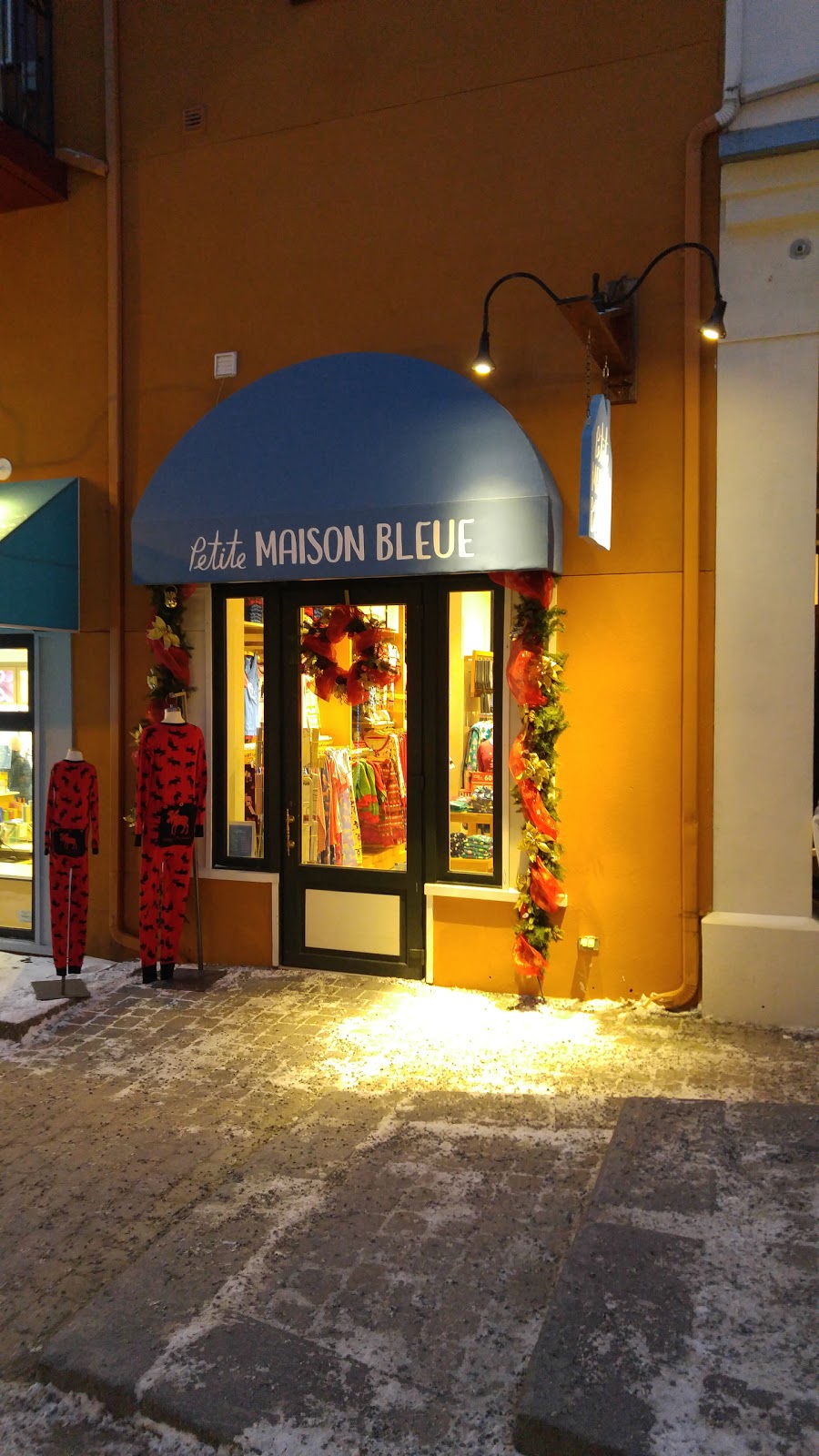Petite Maison Bleue | 116 Chemin de Kandahar, Mont-Tremblant, QC J8E 1B1, Canada | Phone: (819) 681-4551