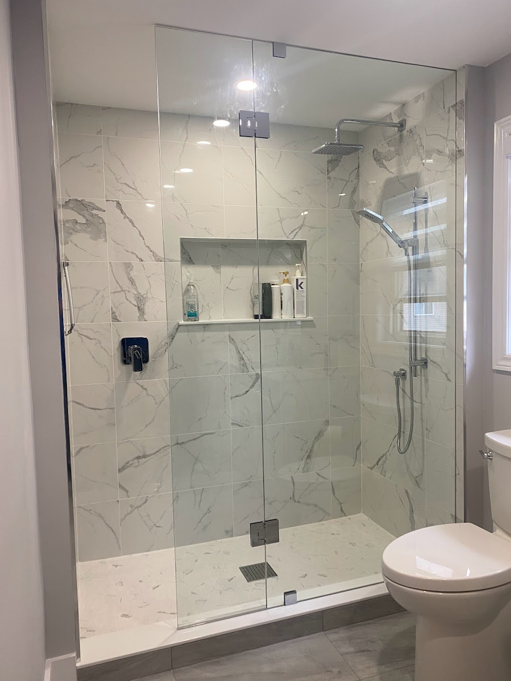 FRAMELESS SHOWER DOORS AND ENCLOSURES | 2555 Cobbinshaw Cir, Mississauga, ON L5N 2G2, Canada | Phone: (416) 579-3377