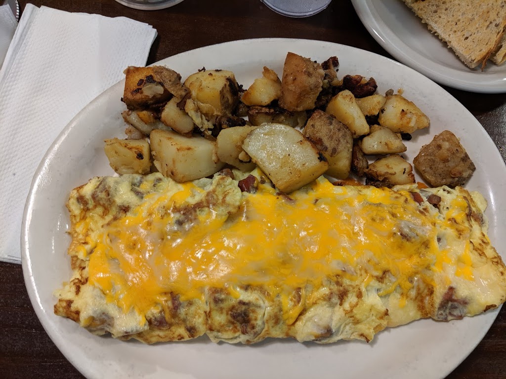 Country Cottage | 4072 Beach Ridge Rd, North Tonawanda, NY 14120, USA | Phone: (716) 693-4911