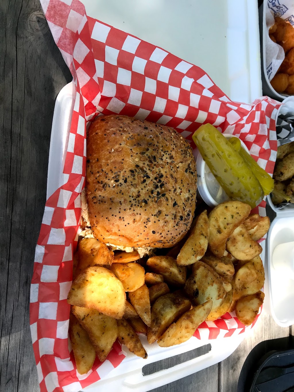 Le Smokn Bull | 1862 QC-148, Luskville, QC J0X 2G0, Canada | Phone: (819) 455-2600