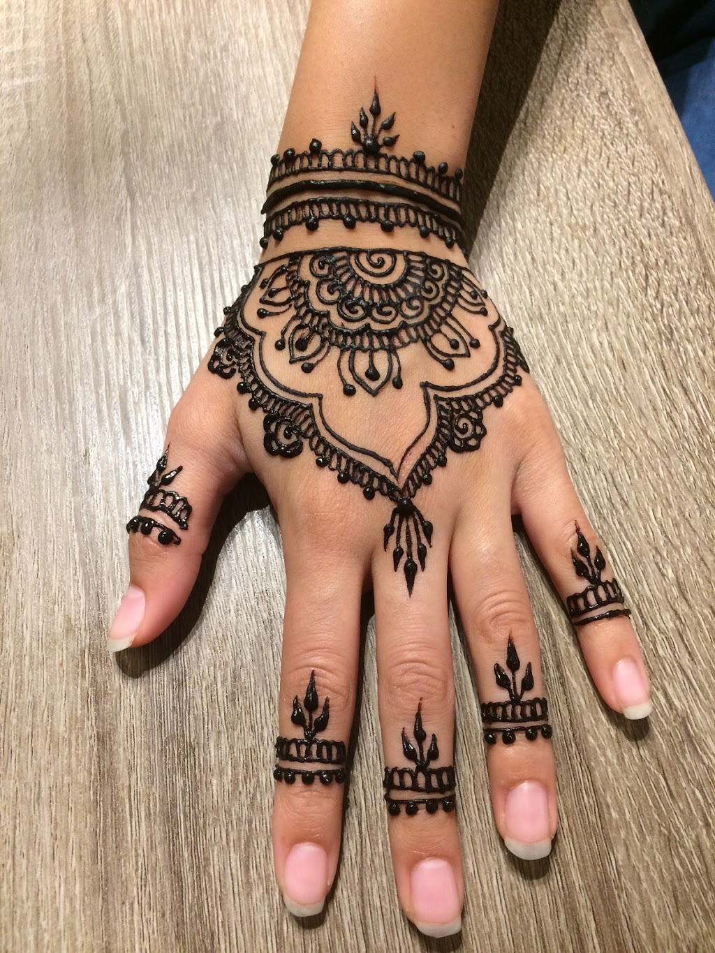 Henna by Ashiyana | 3245 16a Ave NW, Edmonton, AB T6T 0P6, Canada | Phone: (587) 983-8797