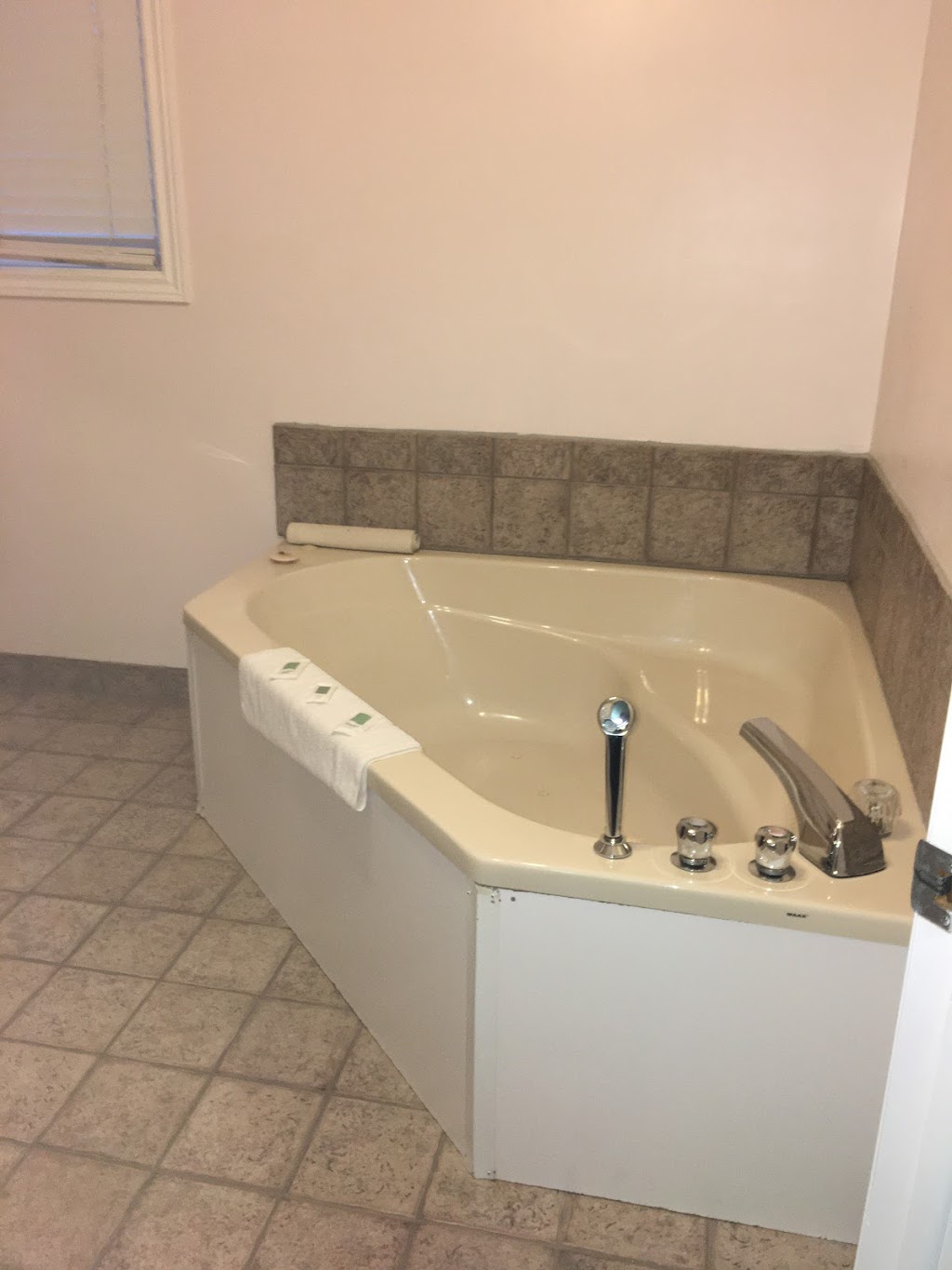 Centennial Motel | 10 Sauble Falls Pkwy, Sauble Beach, ON N0H 2G0, Canada | Phone: (519) 422-1531