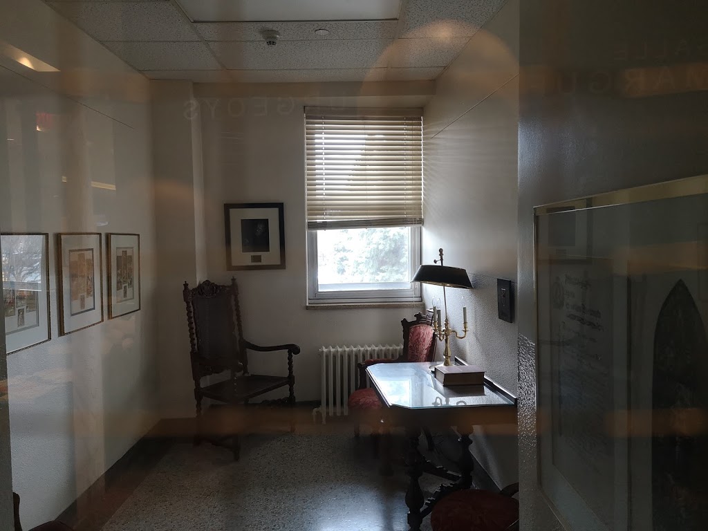 Collège Regina Assumpta | 1750 Rue Sauriol E, Montréal, QC H2C 1X4, Canada | Phone: (514) 382-4121
