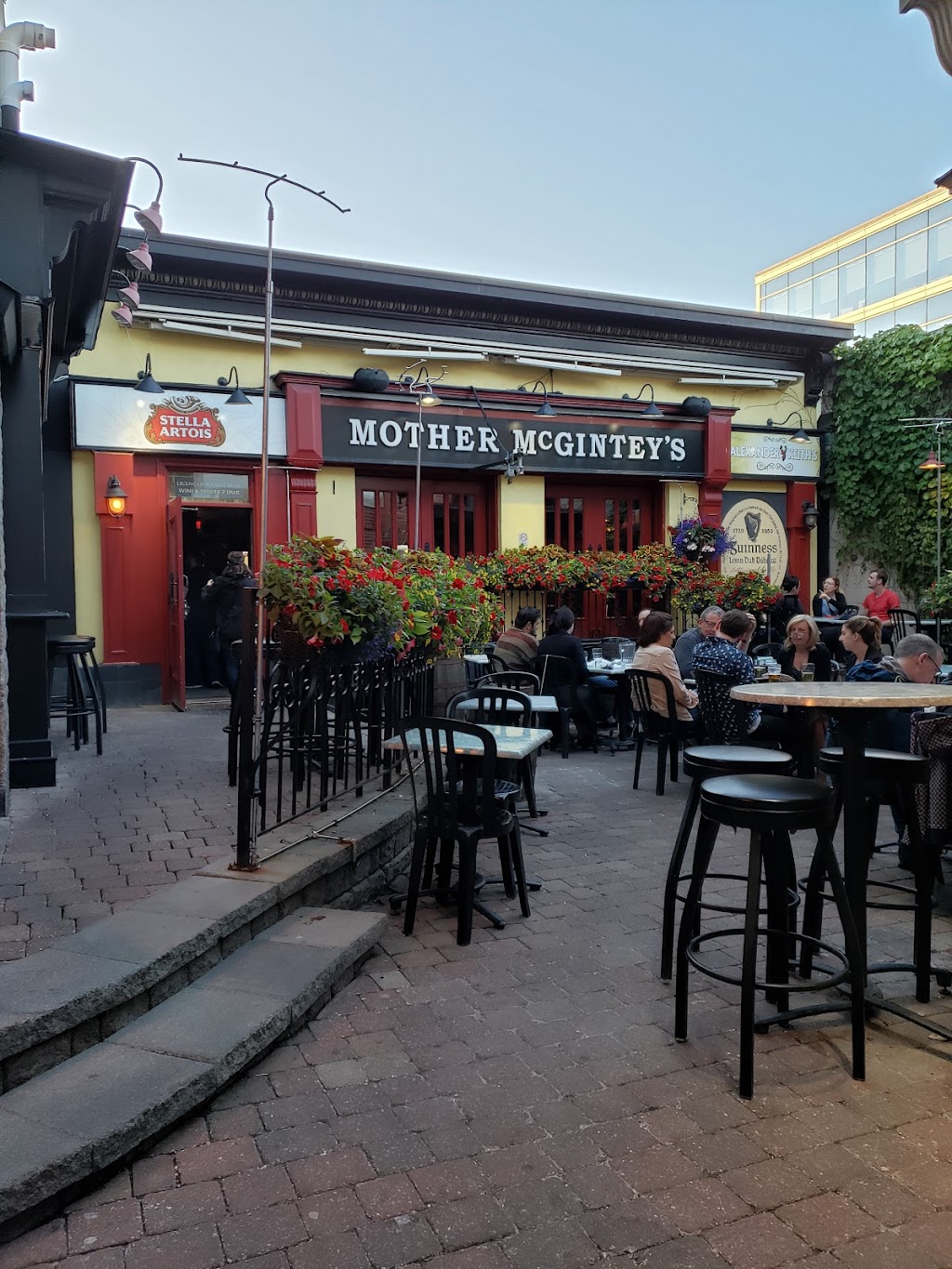 Mother McGuintys | 115 Parent Ave, Ottawa, ON K1N 7B5, Canada | Phone: (613) 562-0674