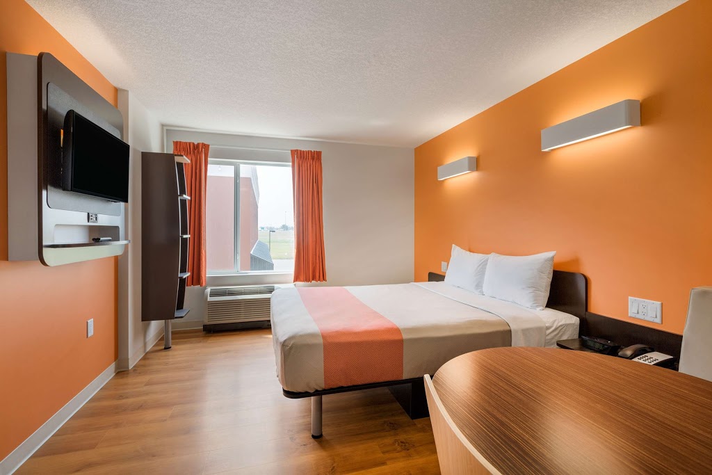 Motel 6 Airdrie AB | 133 Gateway Dr NE, Airdrie, AB T4B 0J6, Canada | Phone: (403) 960-0055
