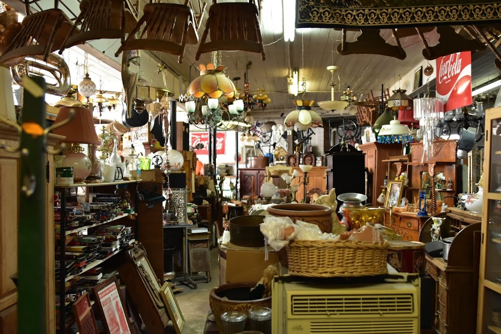 Marché aux puces | 4657 Rue Dollard, Lac-Mégantic, QC G6B 1V3, Canada | Phone: (819) 583-0615