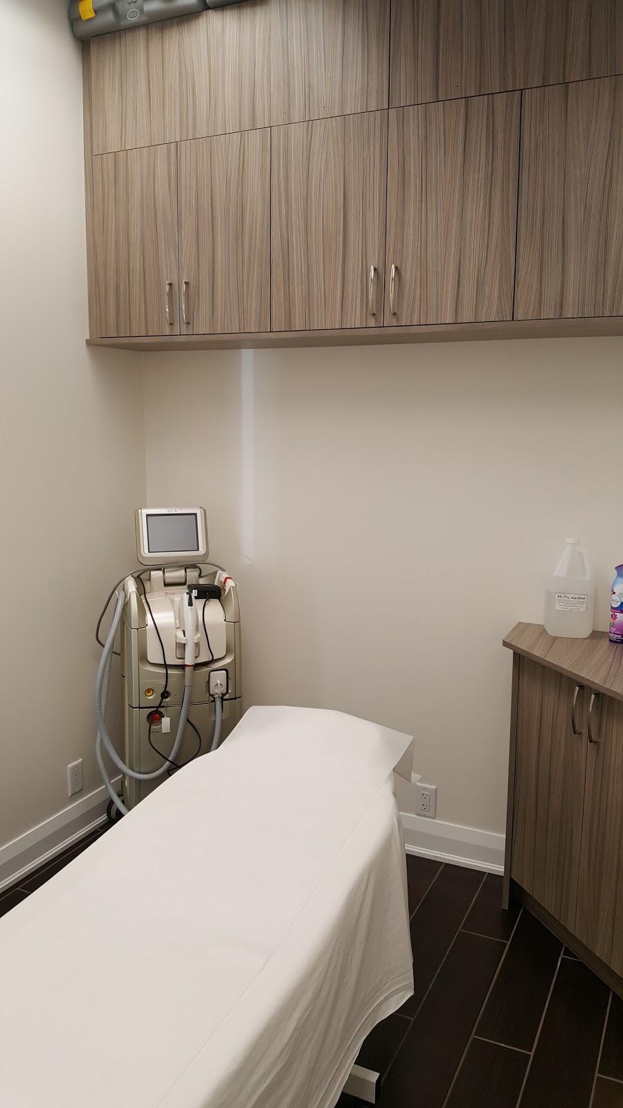 La Unique Laser Centre | 950 Southdown Rd b6, Mississauga, ON L5J 2Y4, Canada | Phone: (905) 799-2354