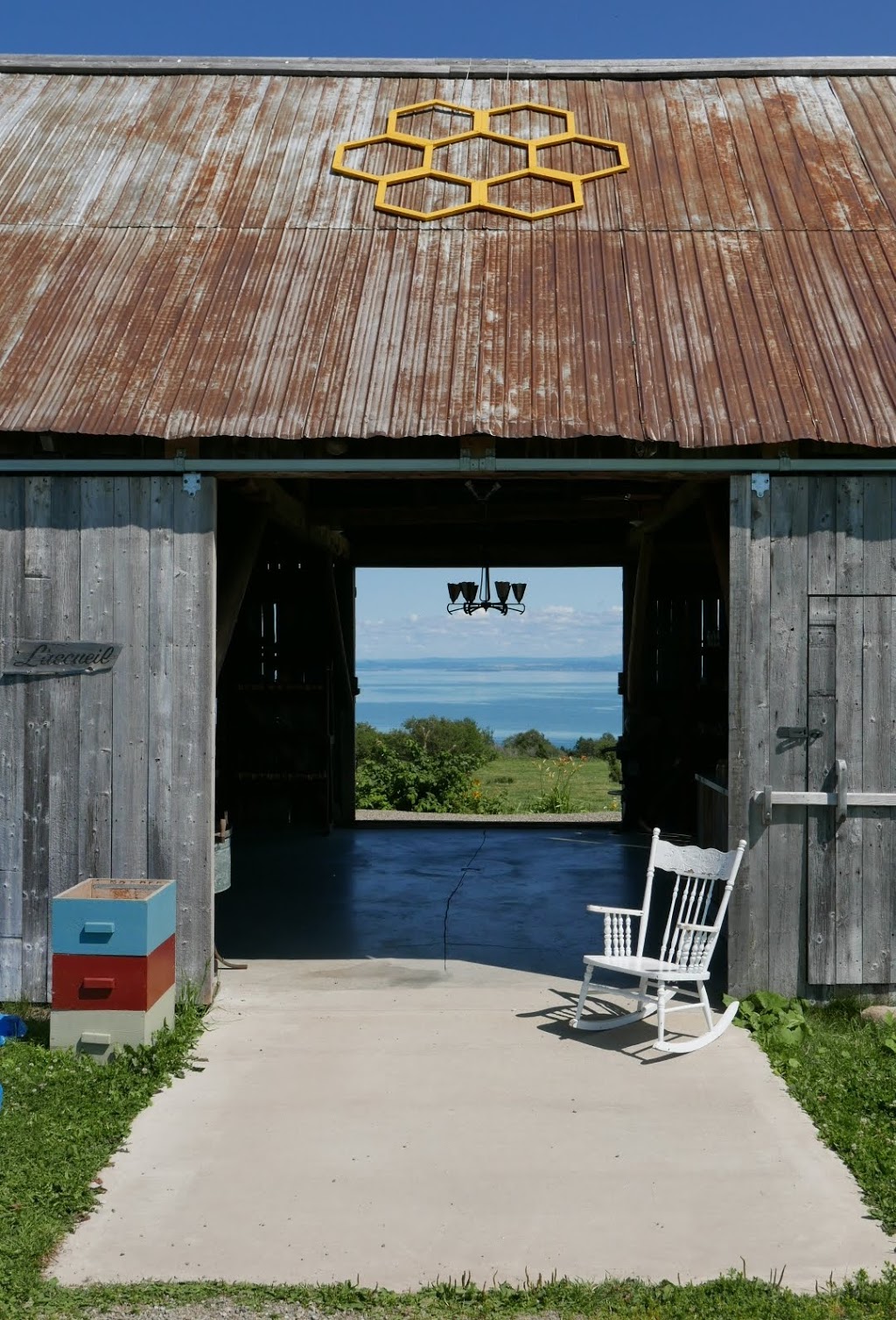 Miellerie du cratère de Charlevoix | 3390 Route du Fleuve, Les Éboulements, QC G0A 2M0, Canada | Phone: (418) 617-0728