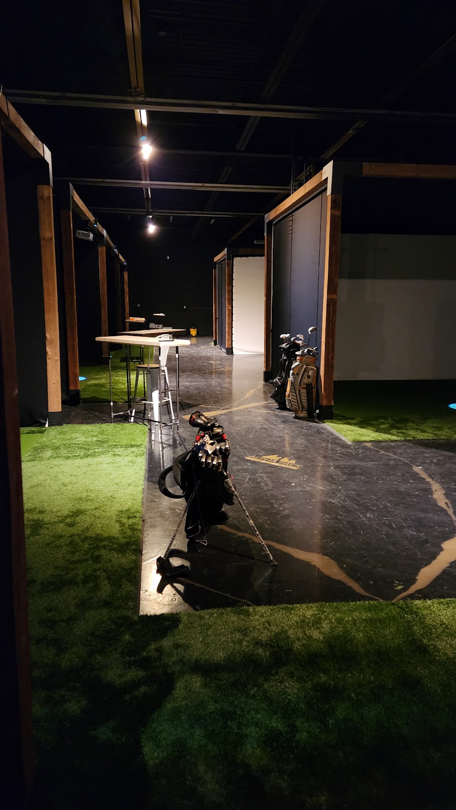 The Mad Hitter Indoor Golf Lounge | 300 Market Dr, Milton, ON L9T 5A4, Canada | Phone: (289) 298-2977